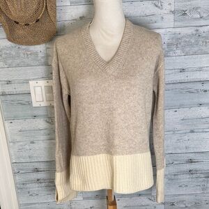 DEREK LAM DENIM OATMEAL & IVORY COLORBLOCK V-NECK SWEATER